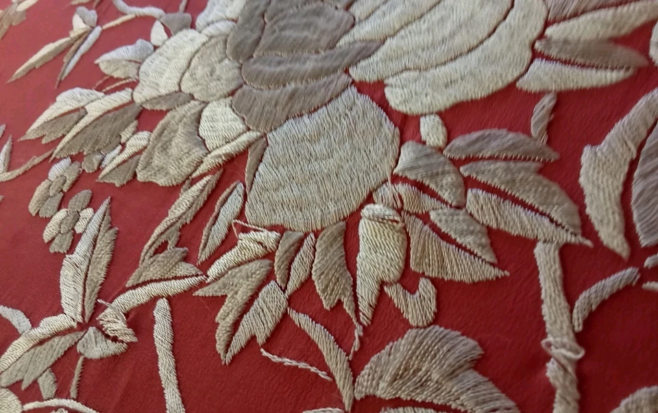 🦋 Mantón de piano de seda vintage naranja polvoriento con flores y mariposas bordadas Foto 4 de 4