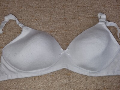 Gorgous white BLOOMING MARVELOUS maternity padded wirefree bra size 38C
