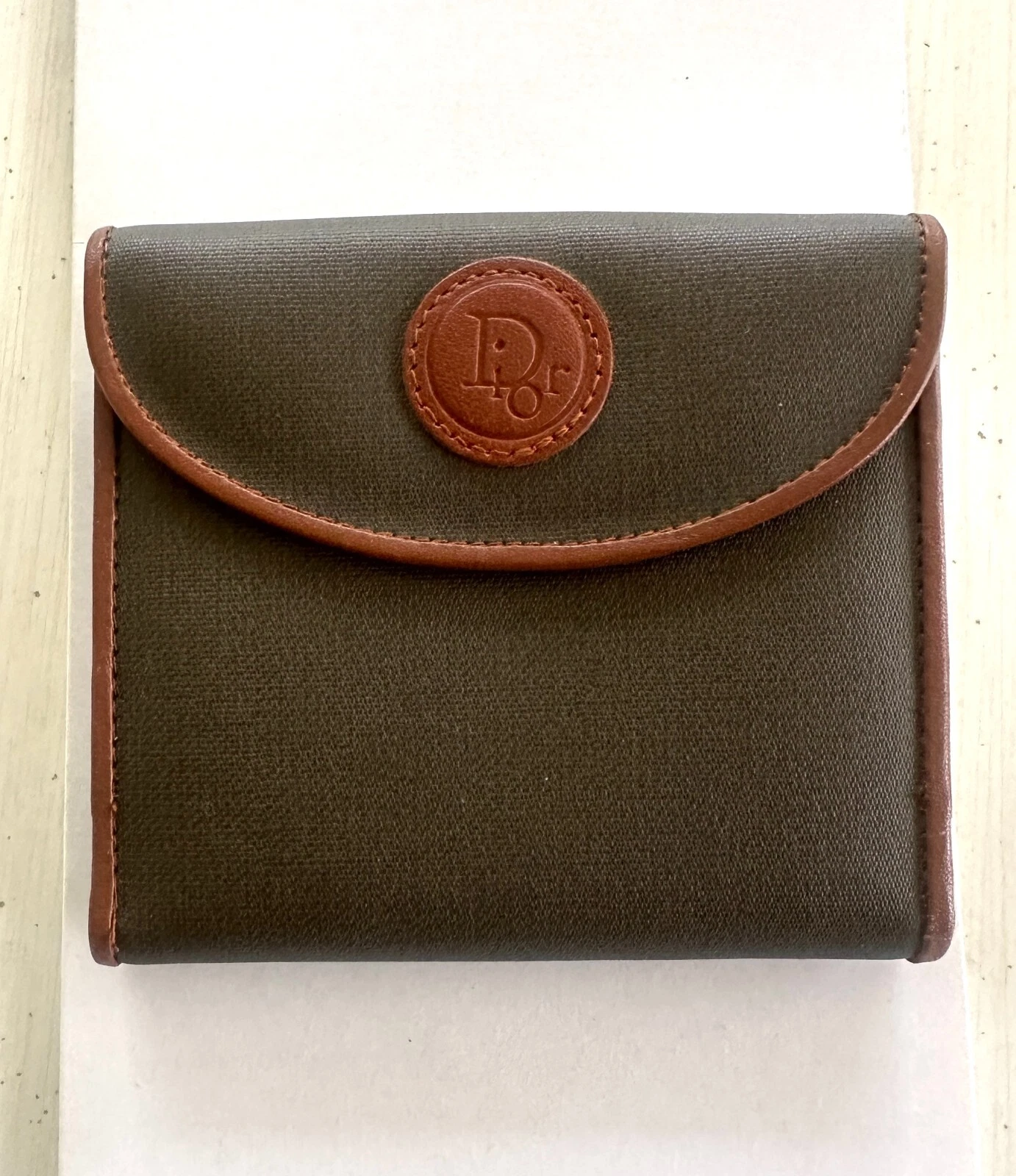 Portefeuille vintage CHRISTIAN DIOR en cuir marron à deux volets