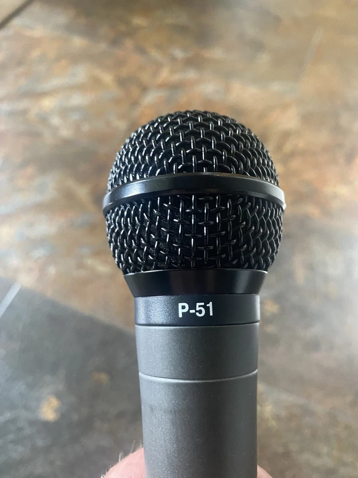 Micrófono de mano Fender P51 con soporte de escritorio Foto 3 de 4