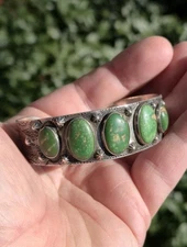 EARLY NAVAJO GREEN TURQUOISE REPOUSSE STAMP WORK STERLING SILVER BRACELET 6-3/4"