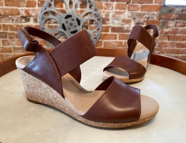 Sandali Clarks marroni in pelle giglio lafley donna ortolite zeppa 9 nuovi