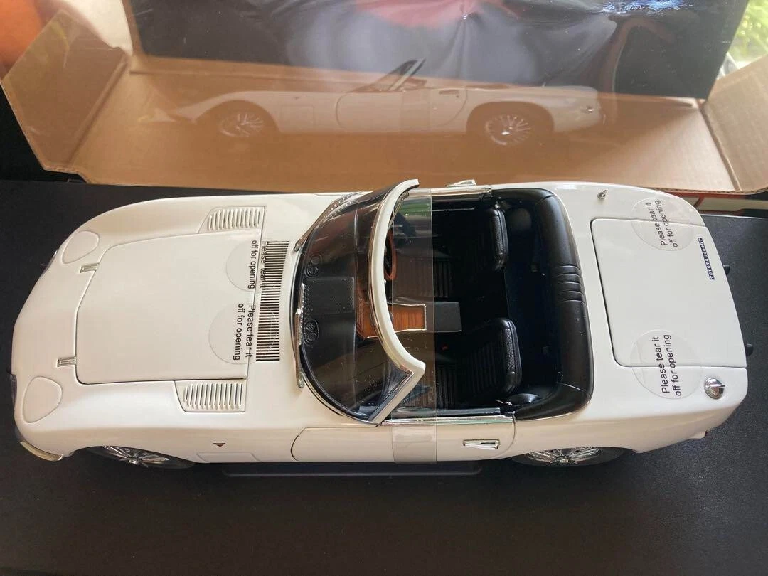 AUTO art Toyota 2000GT 78761 1/18 Scale movie 007 cabriolet