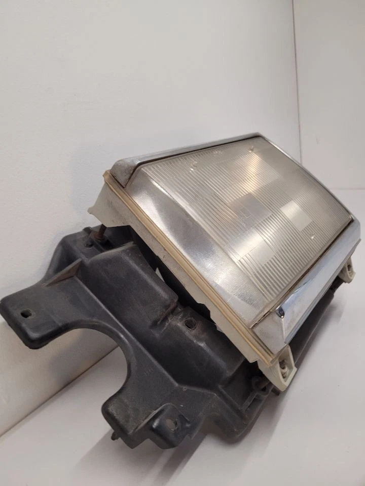 1987-1991 FORD BRONCO LH Driver Left Headlight With Chrome Trim E9TZ13008F - Imagem 2 de 4