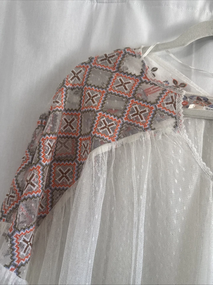 Top Free People Joyride de tul transparente bordado de gran tamaño manga larga marfil talla L Foto 2 de 4