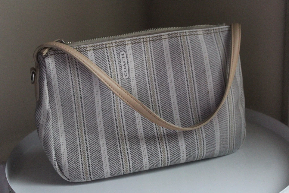 Bandolera Coach Legacy Ticking Stripe Hobo - Precio de venta sugerido por el fabricante 23468 $178 Foto 4 de 4