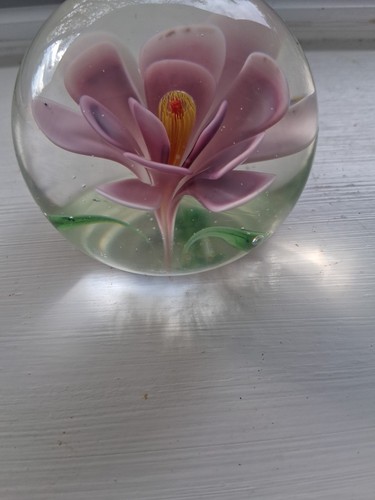 Vintage art glass pink floral paperweight 3" X 3". - Picture 4 of 9