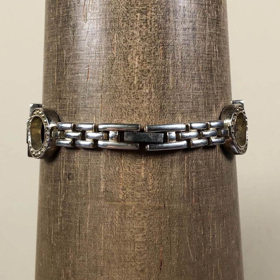 Relógio Geneva Feminino 7369 Pave MOP Cruz Platina Tom Prata Quartzo 30mm 7 1/4" - Imagem 4 de 4