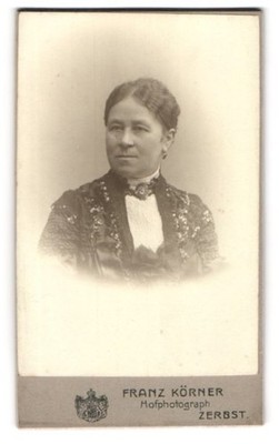 Photograph Franz Körner, Zerbst, lady in an ornate dress 