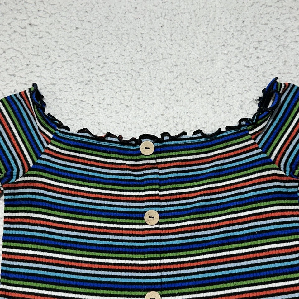 Camiseta corta mediana Ambiance para mujer a rayas arco iris con botones borde delantero con volantes Foto 2 de 4