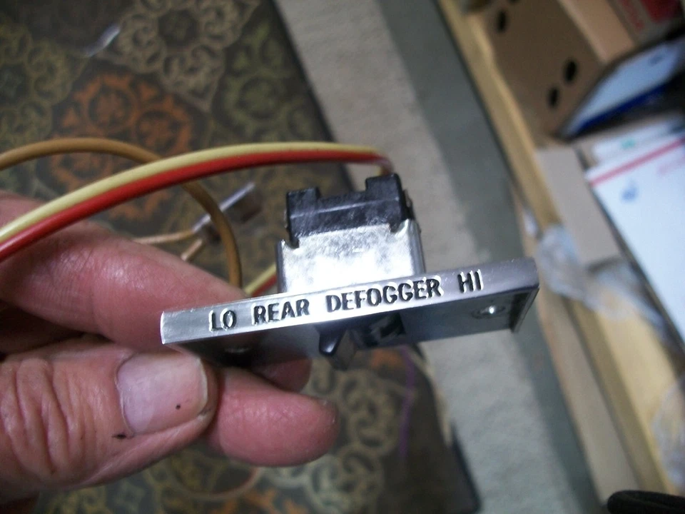 Oldsmobile 442 Cutlass Vista Cruiser GM 1968-1970 interruptor desempañador ventana trasera. Foto 2 de 4