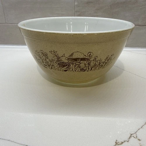 Vintage Pyrex Forest Fancies Mushroom 402 Bowl 1.5 Pint Glass Mixing Tan