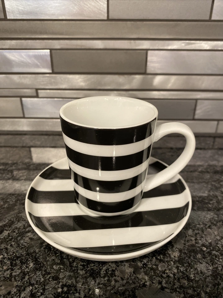 Juego de 4 tazas y platillos de café espresso Demitasse negro/blanco Crate & Barrel Foto 2 de 4