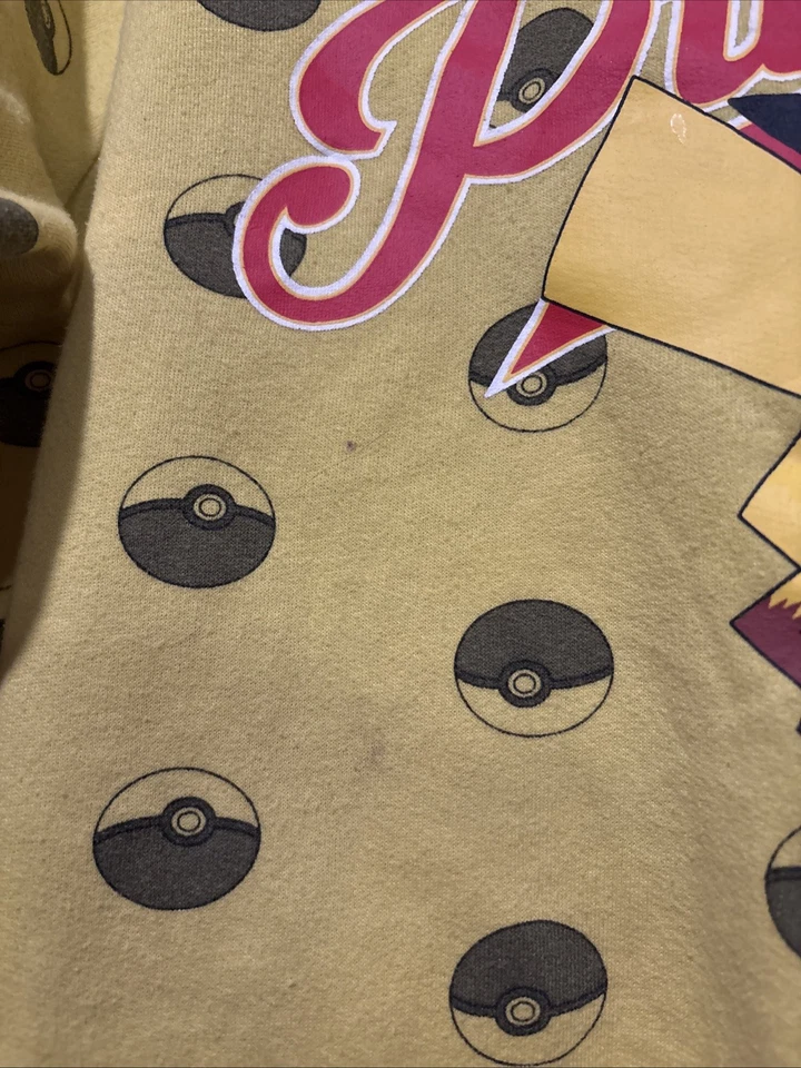 Sudadera Suéter Pikachu Pokémon Talla M Todo Poké Ball Patrón Amarillo Foto 4 de 4