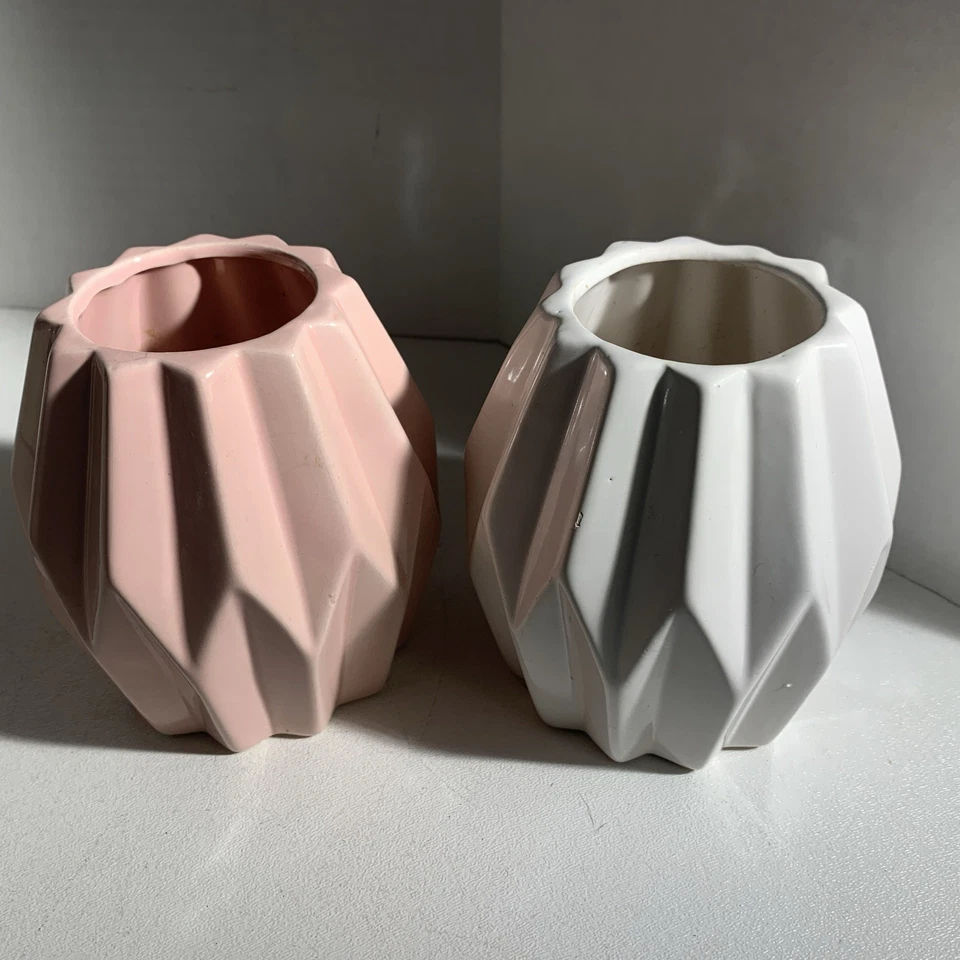 Par de jarrones geométricos de cerámica estilo moderno de mediados de siglo jardineras blanco rosa Foto 3 de 4