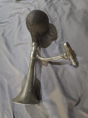 Old Yoder Super Goose Bulb Horn 1949 Chrysler Town and Country Car Auto Squeeze