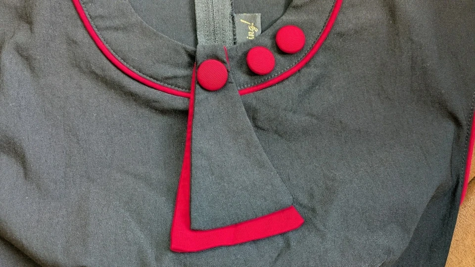 Vestido negro manga gorra Stop Staring con botones rojos talla XS Foto 4 de 4