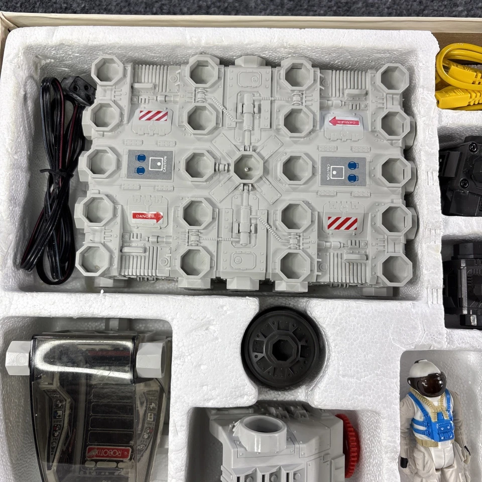 Robotix - SERIES R-2000 MODULAR MOTORIZED BUILDING SET, Milton Bradley 1984 - Image 4 of 4