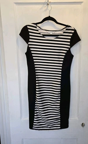 VETEMENTS Abito a tubino AA Studio AA righe bianche e nere con lati neri maglia elasticizzata 6