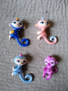 Fingerlings Mini Figures Lot Of 4 Figs - 3 Monkeys & 1 Sloth By WowWee