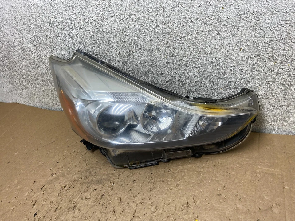 Faro halógeno lado pasajero derecho Toyota Prius V 2015-2017 TYC V0682 DW Foto 2 de 4