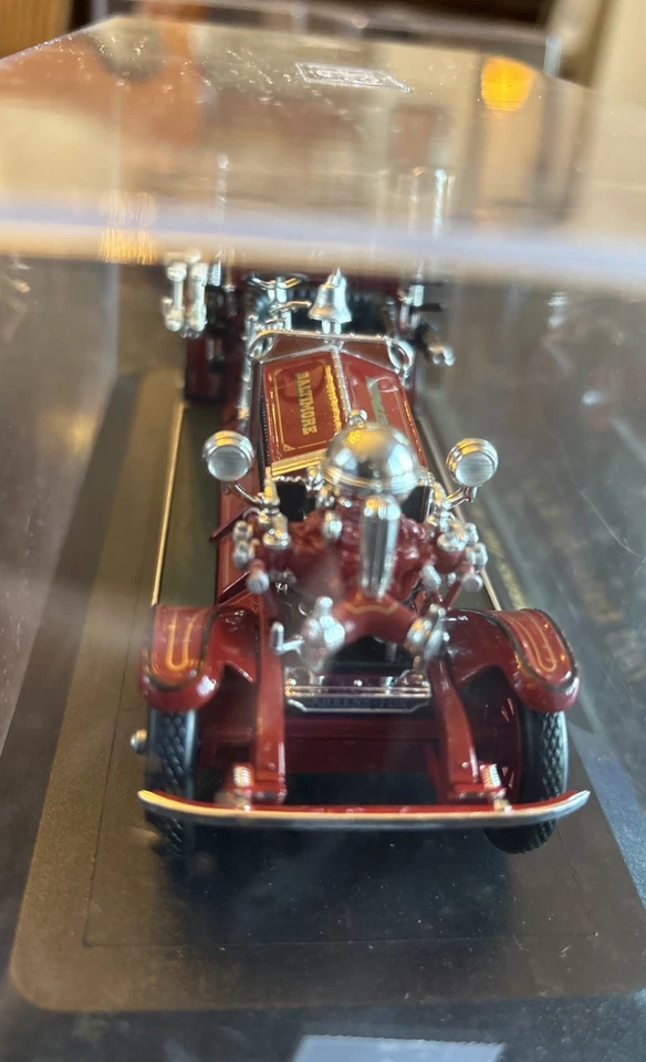 Camión de bomberos Signature Series 1925 Ahrens-Fox N-S-4 Baltimore fundido a presión 1:43 Foto 2 de 4