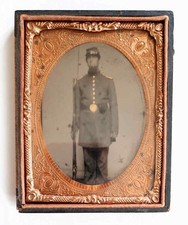 ANTIQUE 1860's CIVIL WAR TINTYPE OF UNIFORM SOLDIER WITH LONG RIFLE * NO RESERVE