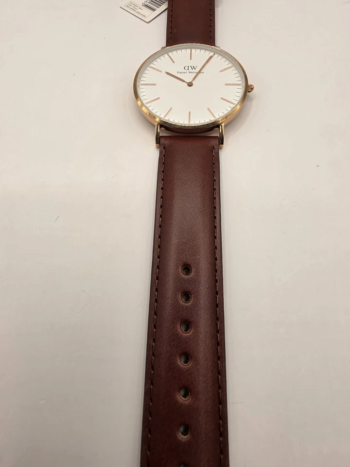 Reloj Daniel Wellington Clásico-Esfera Blanca Estuche Plateado Cuero Marrón-Caja/Manual Foto 4 de 4