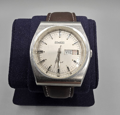 Vintage Duward Triumph Mechanical Day-Date Watch | Cushion Case | 1960s/70s