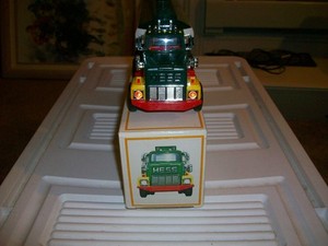 1984 HESS TOY TRUCK BANK WITH BOX RARE BLACK LIGHT SWITCH