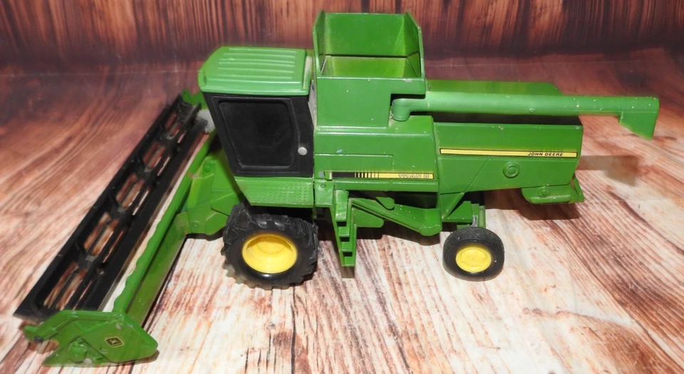VTG ERTL Diecast Metal John Deere Titan II Combine with Grain Head 11x7x6.5" - Image 2 of 4