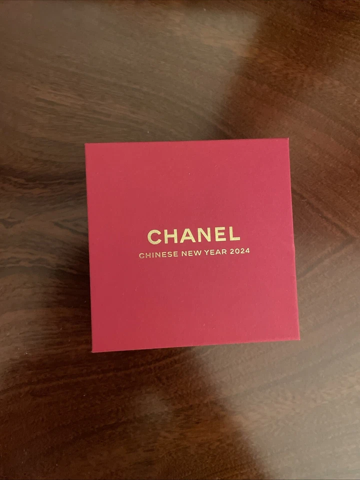 Novo clipe de dragão Chanel ano novo lunar 2024. Broche de ouro com destaque de pérola.  - Imagem 2 de 3