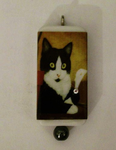 TUXEDO CAT SAYS - WHO ME? - BEAUTIFUL CAT WITH CORD AND BOX - Picture 2 of 2