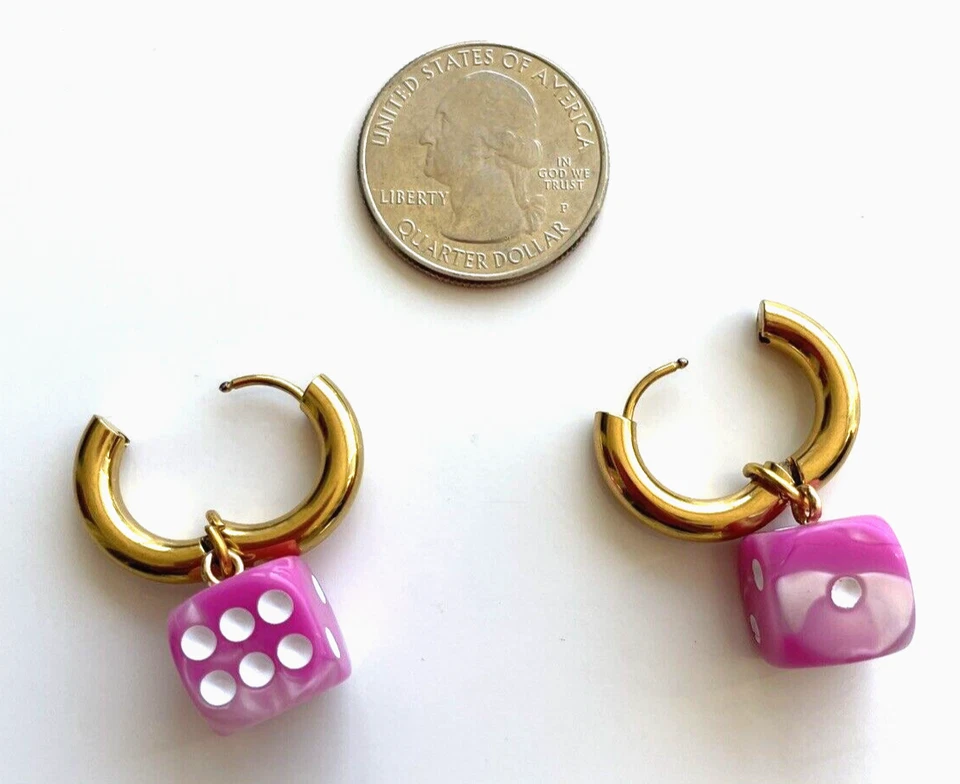 PENDIENTES ARO TONO DORADO CON DIJES DE DADOS MARBELIZADOS ROSA INTENSO/BLANCO Foto 3 de 4