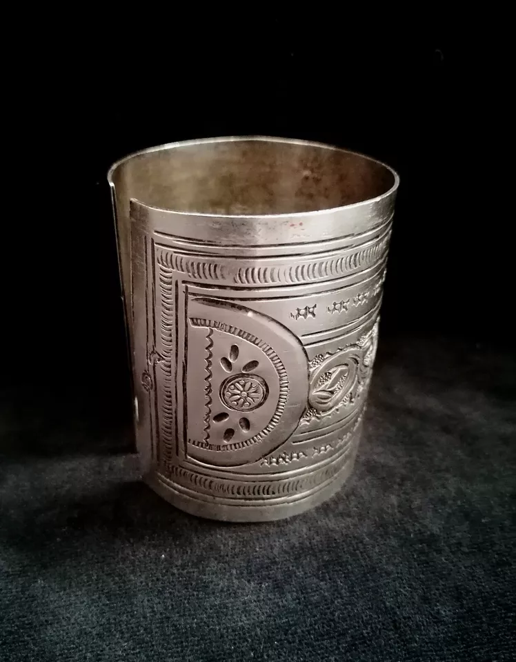 SPETTACOLARE ANTICO BRACCIALE BERBERO A POLSINO IN ARGENTO FINEMENTE CESELLATO. - Immagine 2 di 4