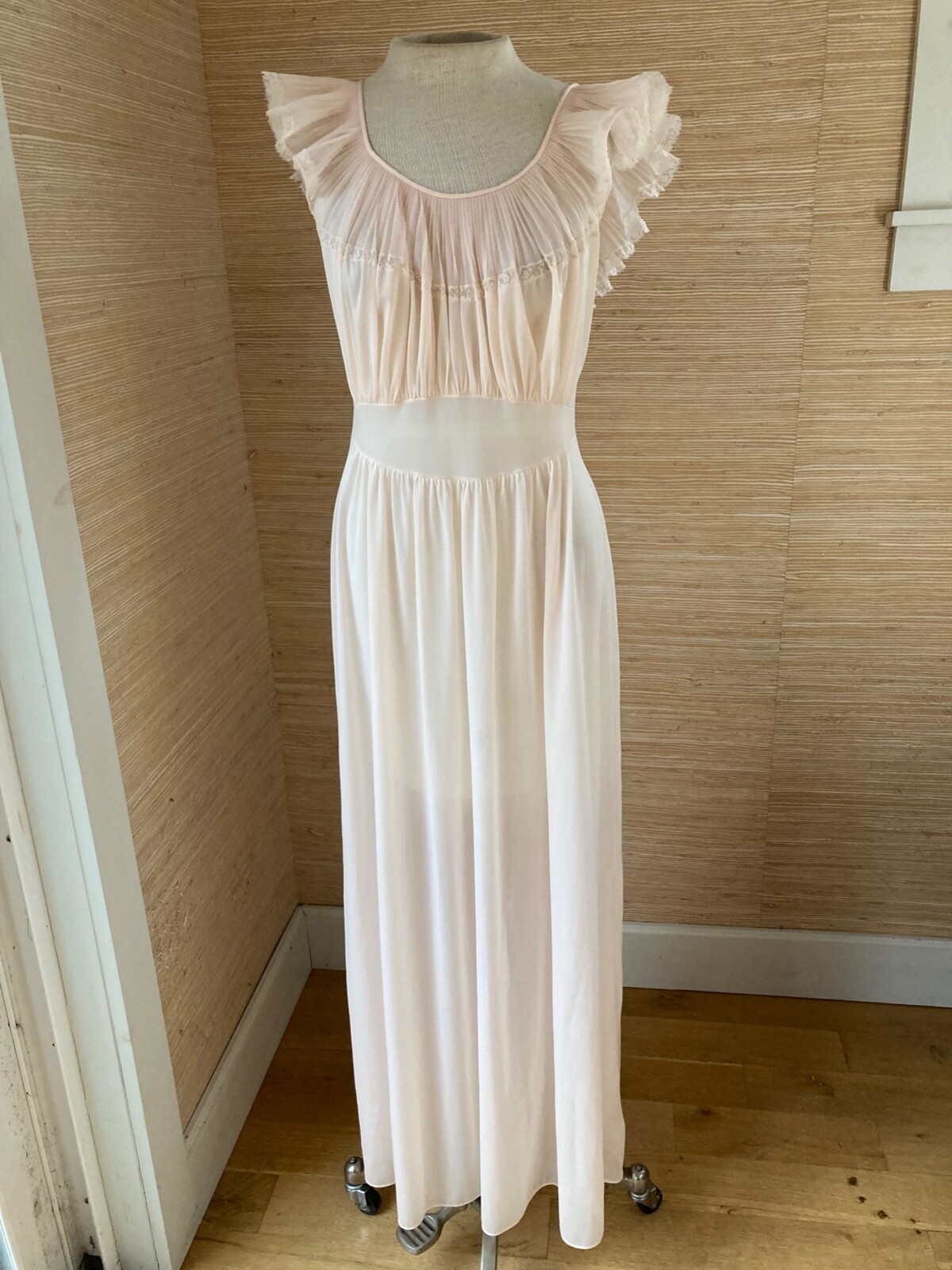 Beautiful 1940's Blush Pink Vanity Fair Ruffled Night… Gem