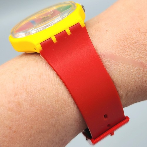 Reloj de pulsera Swatch McGregor 1985 rojo verde amarillo a cuadros batería nueva funciona - Imagen 7 de 17