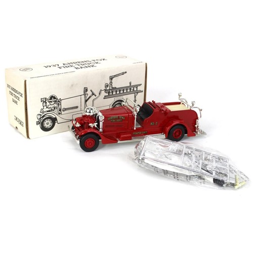Ertl Scala 1/30 Ahrens-Fox Pumper Camion dei pompieri BANK - Eastwood vol. Vigili del fuoco - Nuovo in scatola - Italia Ertl Scala 1/30 Ahrens-Fox Pumper Camion dei pompieri BANK - Eastwood vol. Vigili del fuoco - Nuovo in scatola - Italia