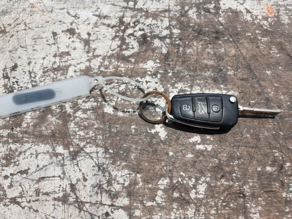 Audi A1 ECU Kit CAXA 1.4 Petrol Speedo BCM Ignition Switch & 2 Keys 2011 8X OEM - Image 3 of 4