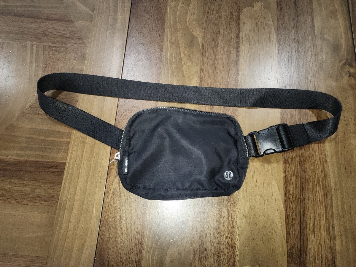 lululemon bag!! 美品 Amazon.com | Lululemon Athletica Everywhere Belt Bag, Black