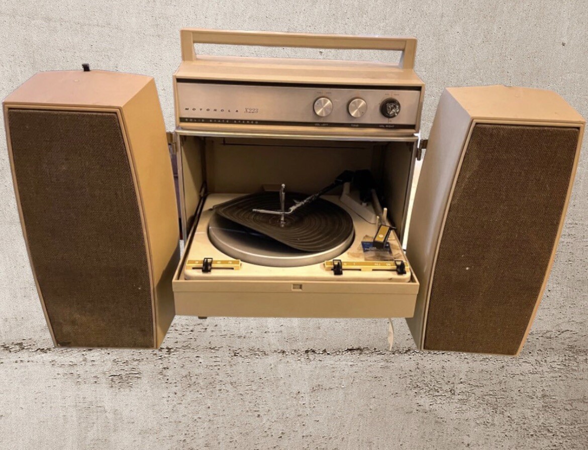 VINTAGE MOTOROLA PORTABLE SOLID STATE STEREO RECORD PLAYER