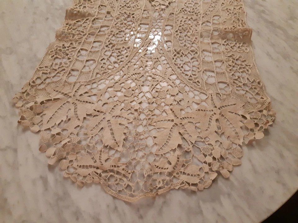 Ancien linge de maison centre ou chemin de table en dentelle broderies crochet - Photo 3/4