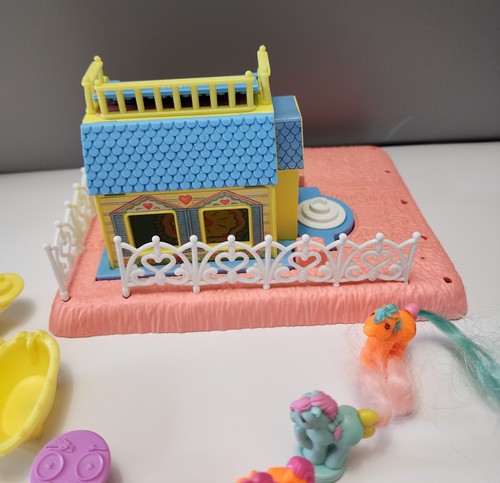 My Little Pony Petite Ponies Happy Hearts Cottage Whinny Wink Inn con accesorios - Imagen 13 de 24