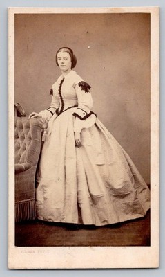 CDV 1865 woman portrait standing, dress decorated with braids photo Pierre Petit. Mode