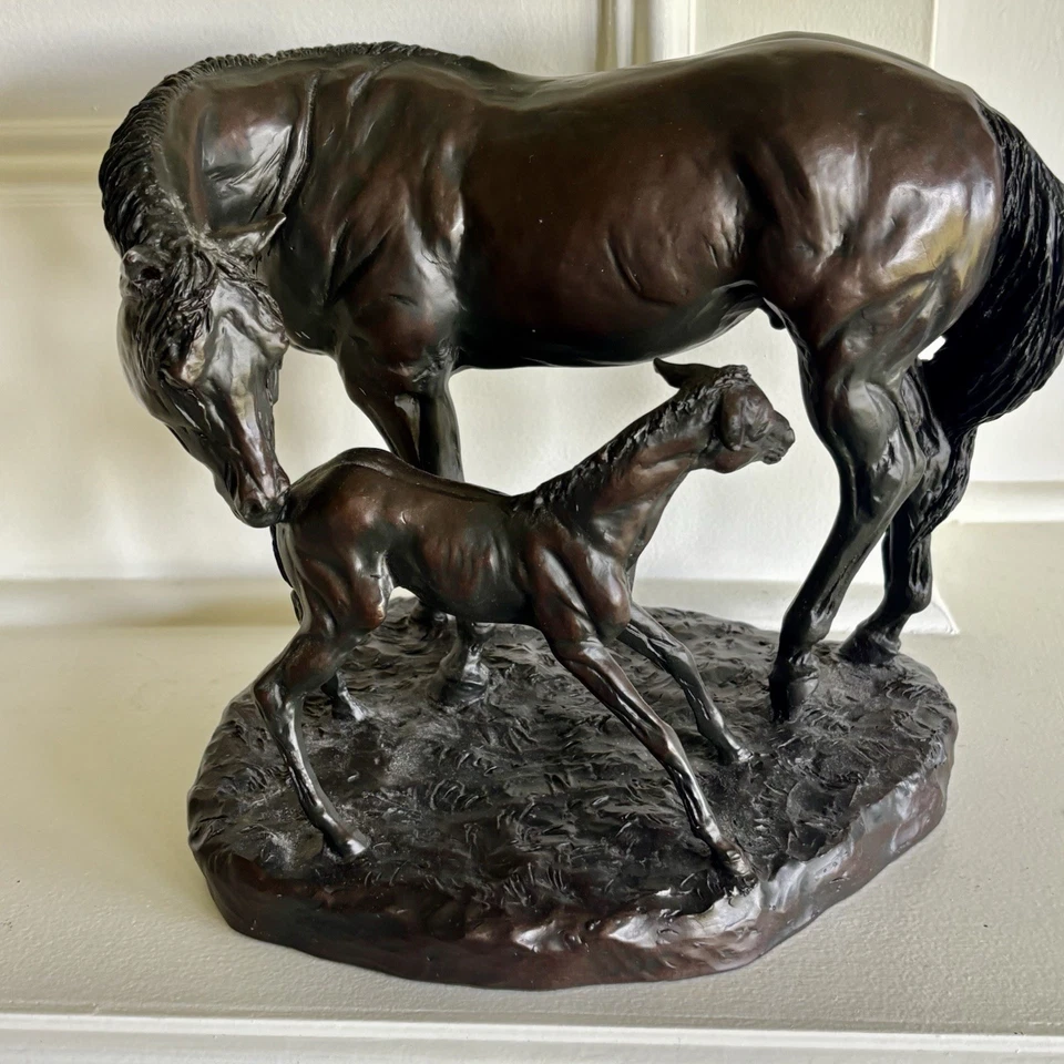 Escultura EQUESTRIANA Belden firmada de colección potro y madre caballo marrón chocolate Foto 4 de 4