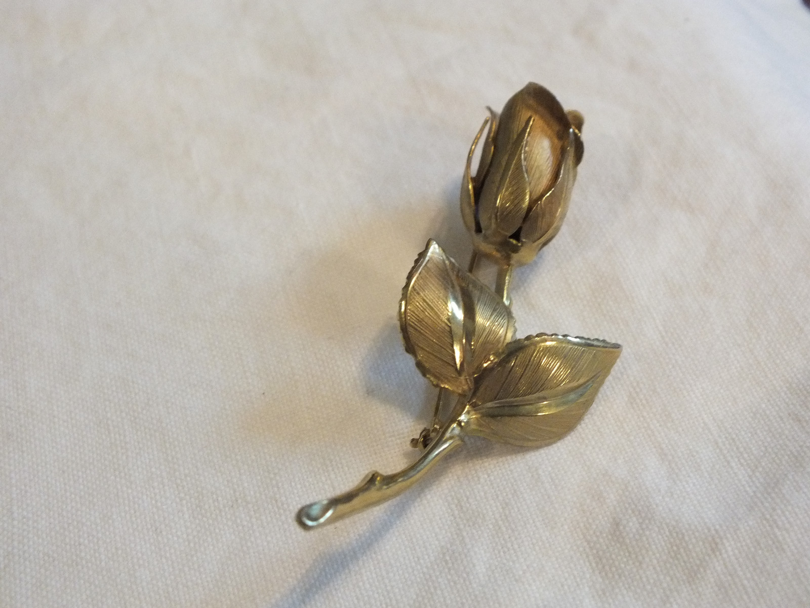 Beautiful Brooch Pin Flower Gold Tone Rose Stem Signed GIOVANNI 2 1/2 x 1 1/2