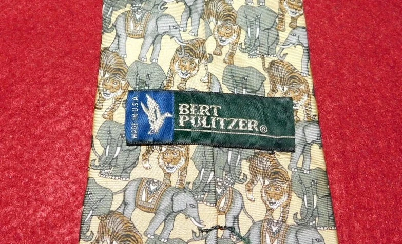 BERT PULITZER HECHO EN EE. UU. CORBATA ESTAMPADO ANIMAL AMARILLO/VERDE/MARRÓN - CORBATAS PARA EL CUELLO. Foto 3 de 3