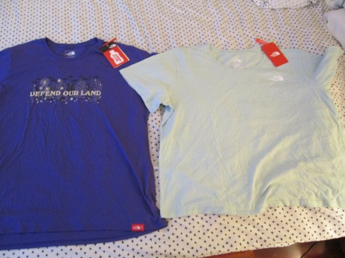 BRANDNEU THE NORTH FACE Damen 2 grafische T-Shirts 2xl hellblau + lila KOSTENLOSER VERSAND