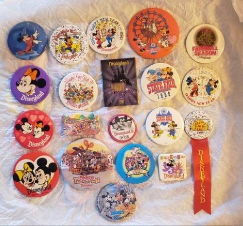 MIXED LOT OF 20 VINTAGE DISNEYLAND EVENT PINS/BUTTONS NEW YEARS EVE ...
