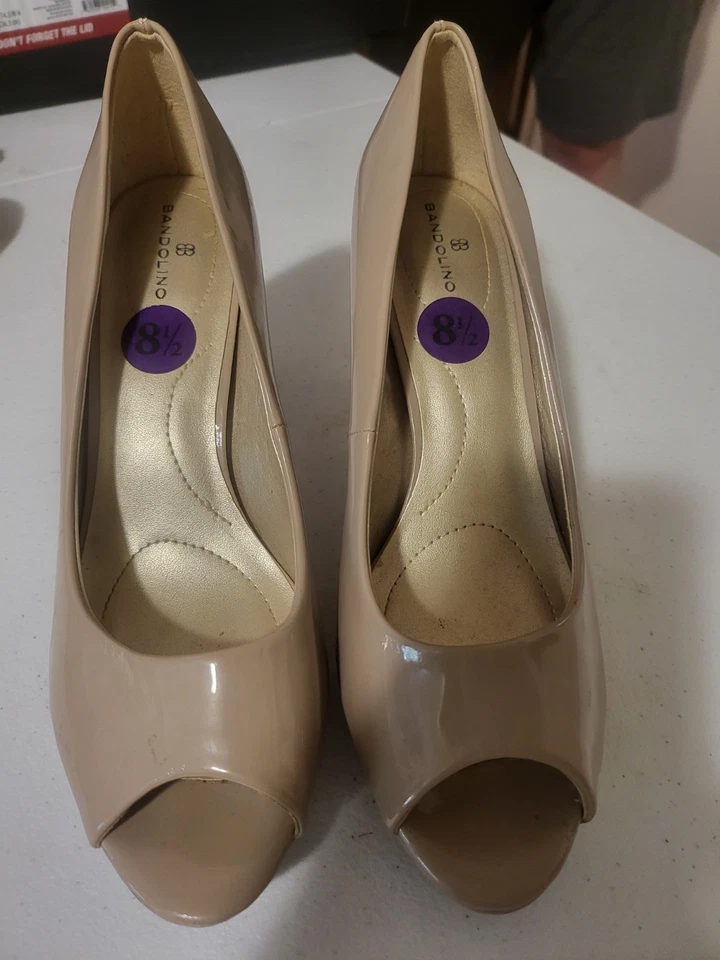 Zapatos de salón Bandolino para mujer de 3,5" color arena talla 8,5 M Foto 2 de 4